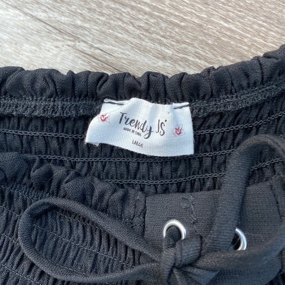 Black top ruffled sleeve - Picture 2 of 5